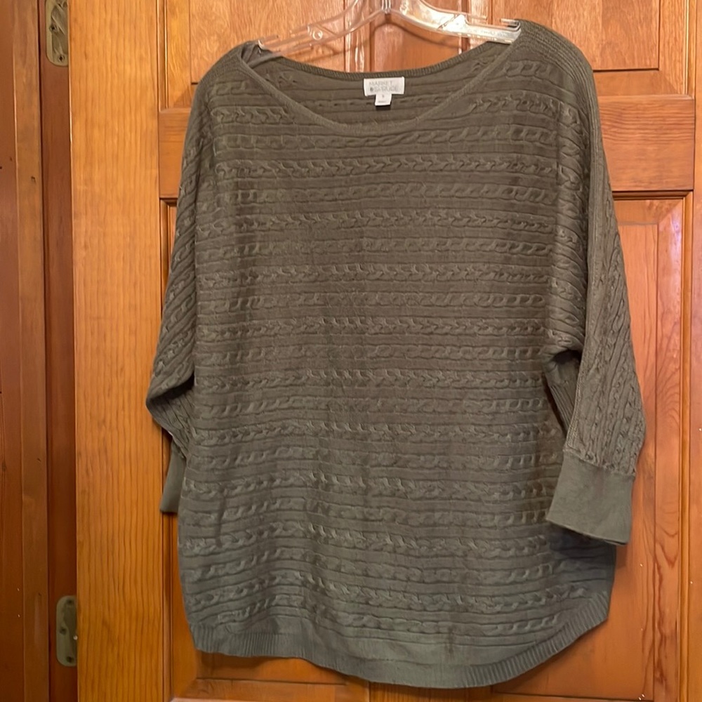 Lightweight sweater perfect for Spring or Fall. EUC